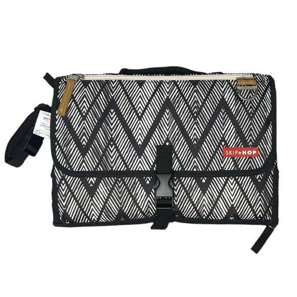 Skip Hop Black White Zig Zag Pronto Portable Changing Pad - Picture 1 of 5